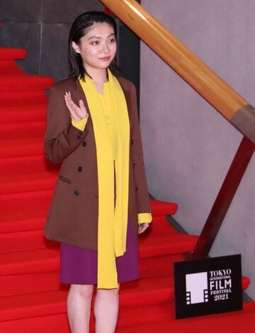鮮やかな黄色のドレスを着る三浦透子
