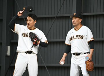 投球の合間に新加入・則本昂大(左)と話す田中将大