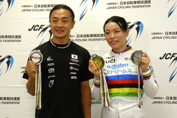 世界選手権でメダルを獲得した（左から）窪木一茂と佐藤水菜