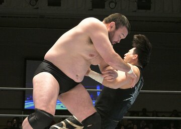 成田蓮（右）を攻めるウルフアロン