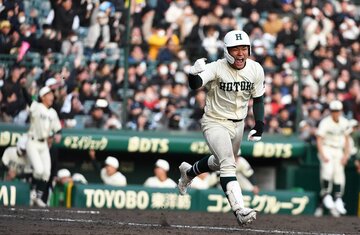 センターへのサヨナラ打にガッツポーズの報徳学園・斎藤佑征