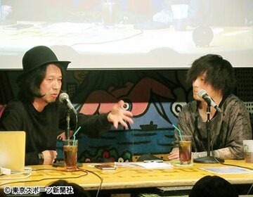 ジョー横溝（左）とトークライブを行う薫