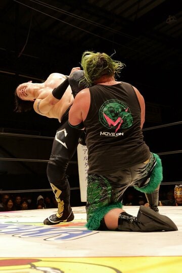 三原一晃(手前)の顔面にヒザを叩き込む松房龍哉