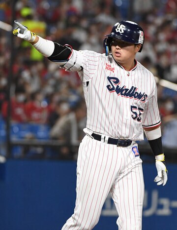  ６回、４５号を放ち、ベンチを指さす村上（東スポWeb）