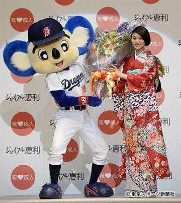 ジョイフル恵利新成人振袖ファッションショーに登場したドアラと武井咲