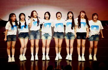 最後に並んであいさつしたＡＫＢ４８の１８期生