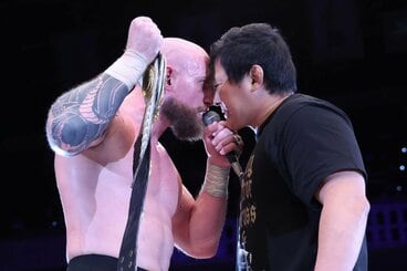 王座防衛のゲイブ・キッドとにらみ合うタイチ