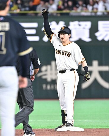 ８回、勝ち越し適時打を放った巨人・泉口友汰