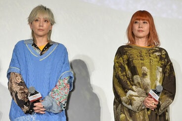 PUFFYの吉村由美(左)と大貫亜美