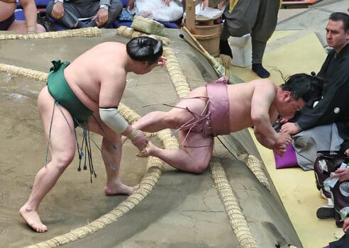大相撲】十両炎鵬 初日からの連勝が5で止まる〝まげつかみ〟で物言い