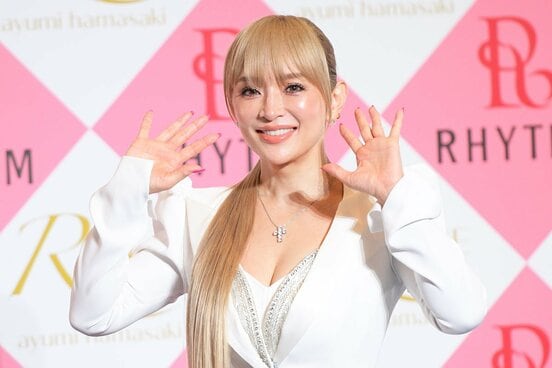 白スーツでイベントに登場した浜崎あゆみ