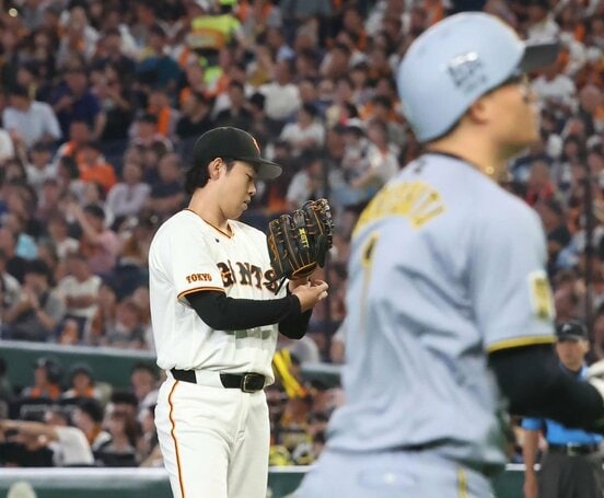 3回、阪神・森下(手前)にフォークボールをスタンドに運ばれた巨人・山崎