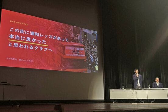 （左から）堀之内聖スポーツダイレクター、清水稔代表取締役社長