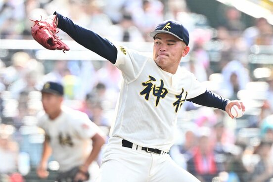 力投するエースの今村