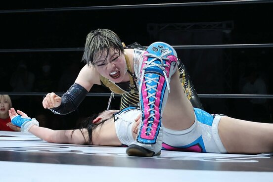 さくらあやを押さえ込む八神蘭奈