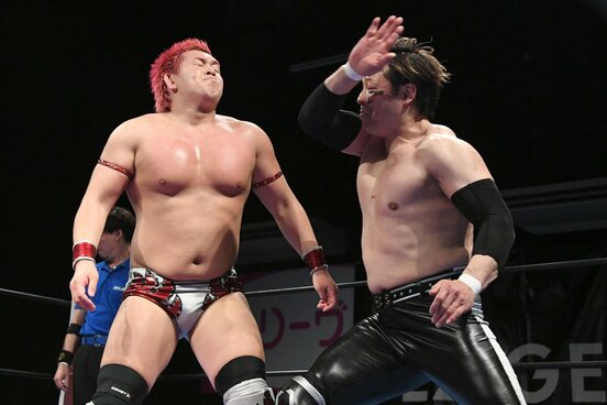 本田竜輝にチョップを叩きこむ潮崎豪