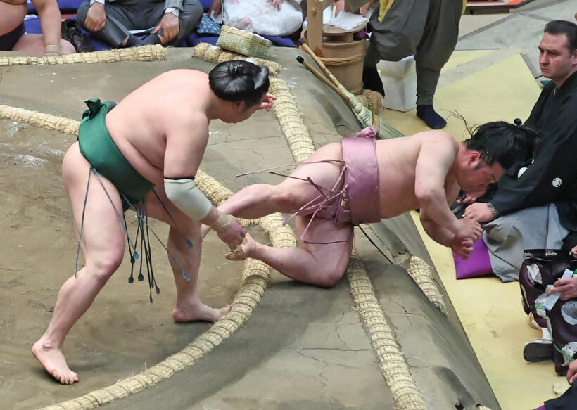 東白龍に押し倒しで敗れた炎鵬