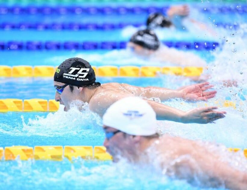  男子２００ｍバタフライ準決勝を全体２位のタイムで通過した瀬戸(左)