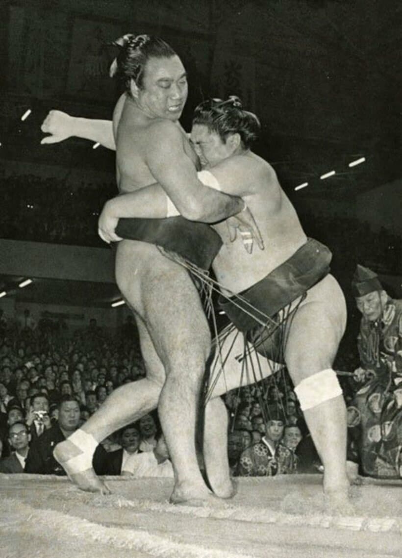  １９６９年夏場所の大鵬㊨―柏戸戦