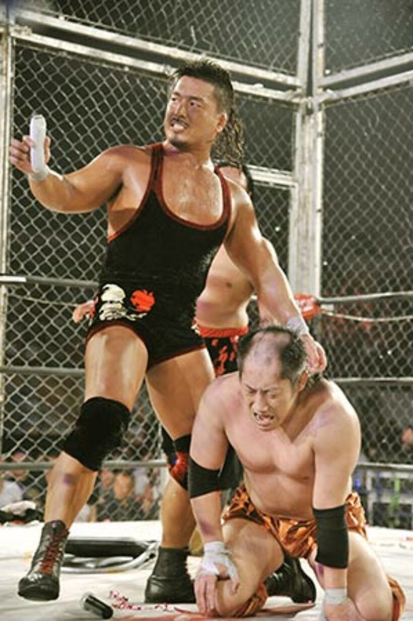  地獄の金網７ＷＡＹ戦に決着をつけた鷹木。斎藤了（右）の頭を丸めた