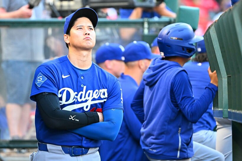 オープン戦のベンチで思案顔のドジャース・大谷翔平(左)