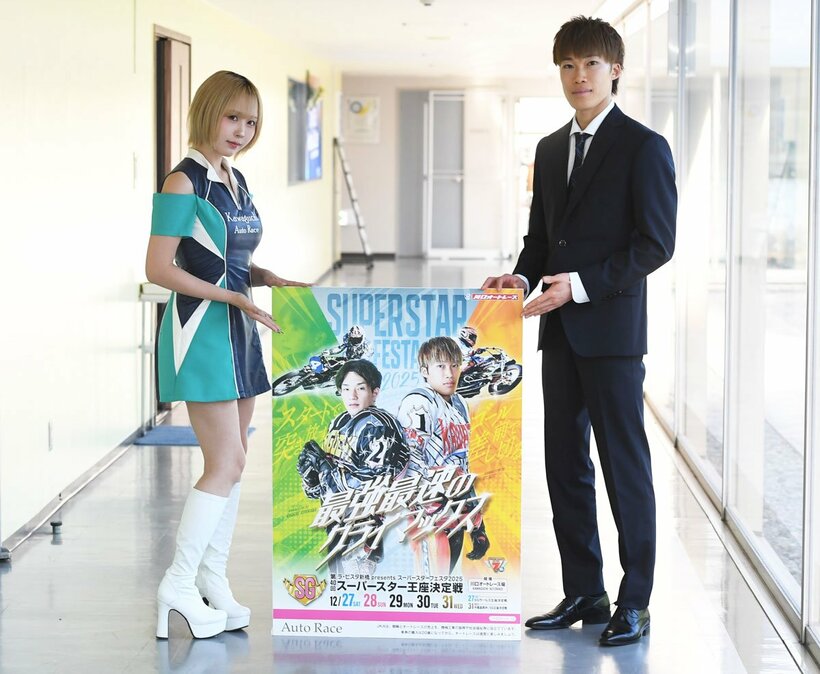 好走を誓う佐藤励。左は川口オートイメージガールの夜道雪