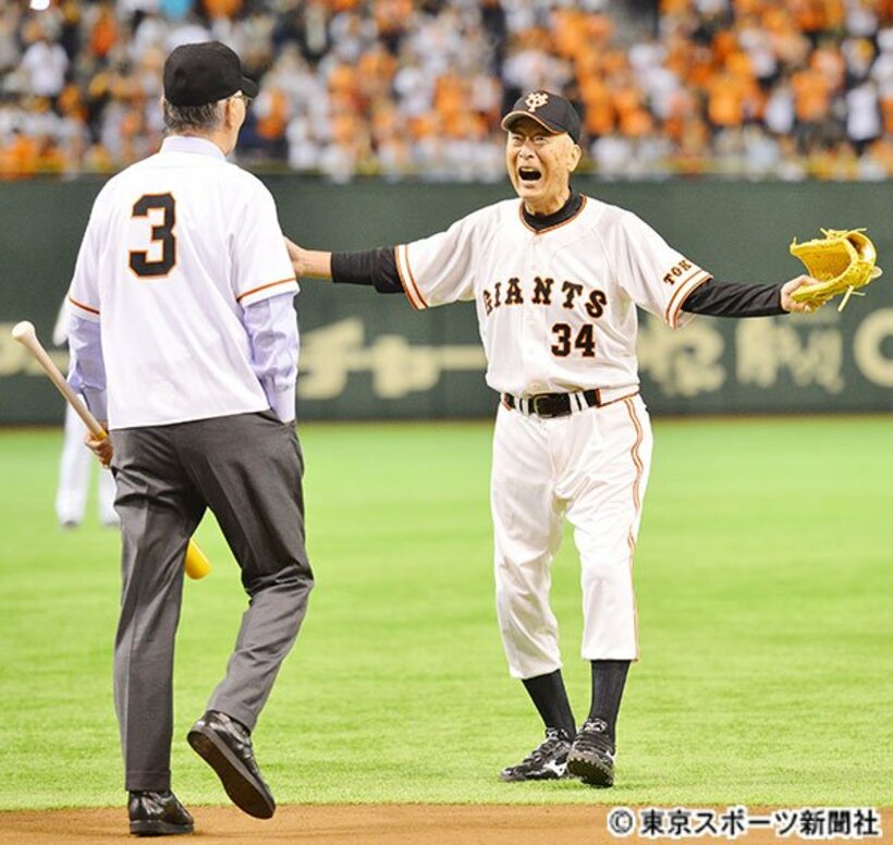  ２０１４年７月、始球式を務め、長嶋氏（左）と抱き合う金田氏