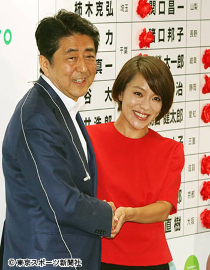 安倍首相（左）から祝福される今井氏