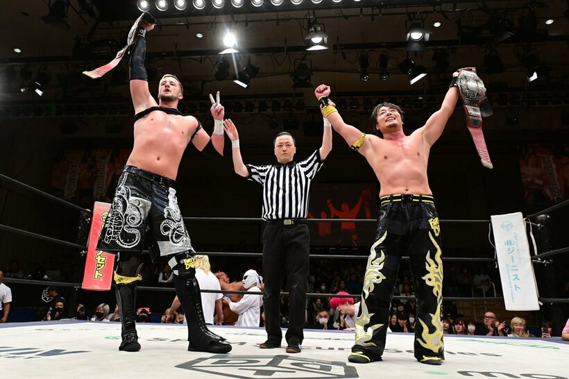 勝利したクリス・ブルックス（左）とHARASHIMA