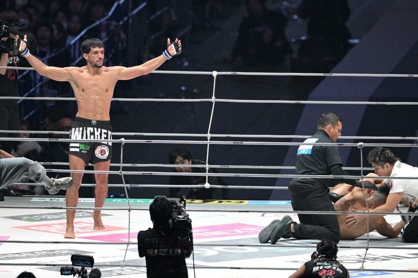 1ホベルト・サトシ・ソウザ（右）にKO勝利したイルホム・ノジモフ