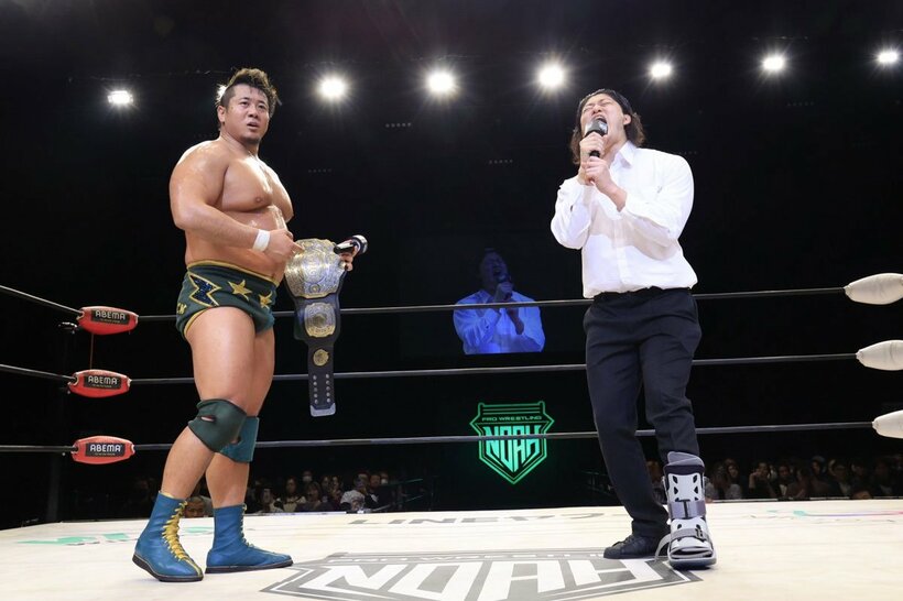 清宮海斗を下した稲村愛輝(左)に対し、挑戦者に名乗り出たOZAWA（©NOAH）