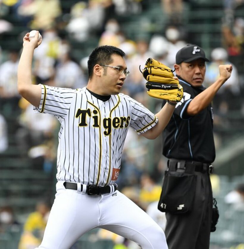  真顔で始球式に臨んだ神田伯山。本気だ