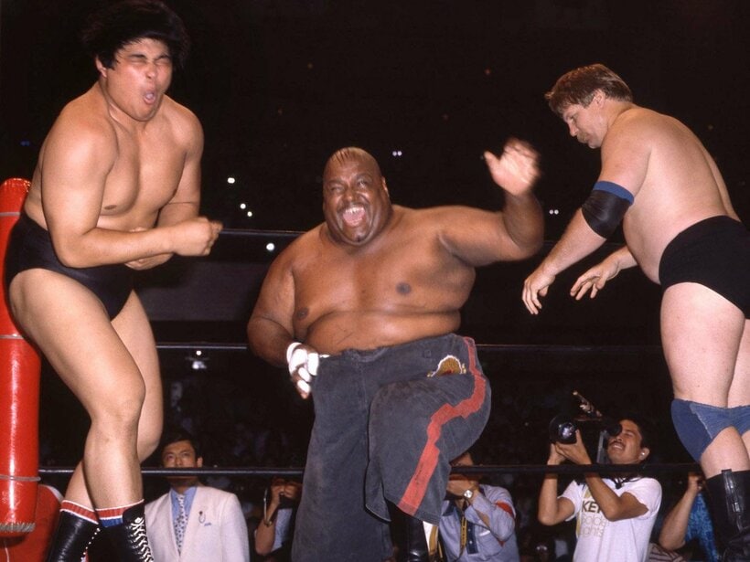 谷津（左）はブッチャーの地獄突きで苦悶の表情。右はハンセン