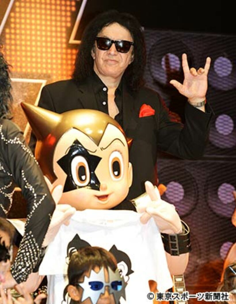 KISSメークの鉄腕アトムに喜ぶジーン・シモンズ