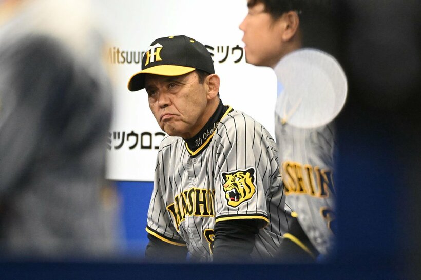 ベンチで険しい表情の阪神・岡田監督
