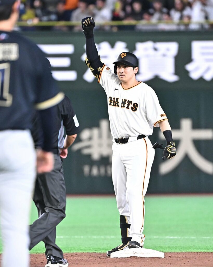 ８回、勝ち越し適時打を放った巨人・泉口友汰
