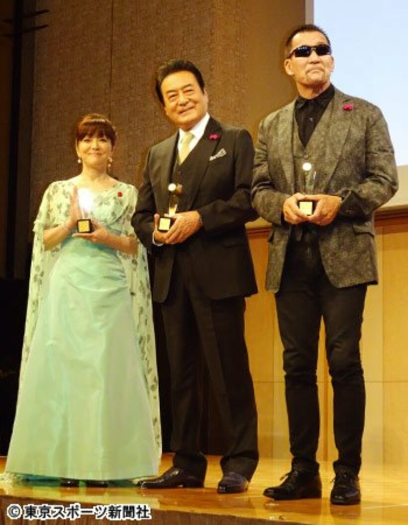  授賞式に出席した（右）から蝶野、高橋、岩崎宏美