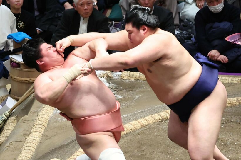 撮り直しの一番で宇良を下した大の里