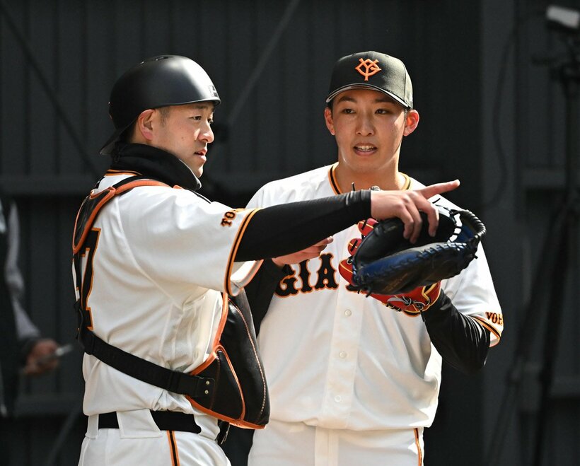 キャンプでｒ赤星優志（右）に声をかける岸田行倫