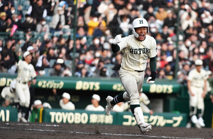 センターへのサヨナラ打にガッツポーズの報徳学園・斎藤佑征