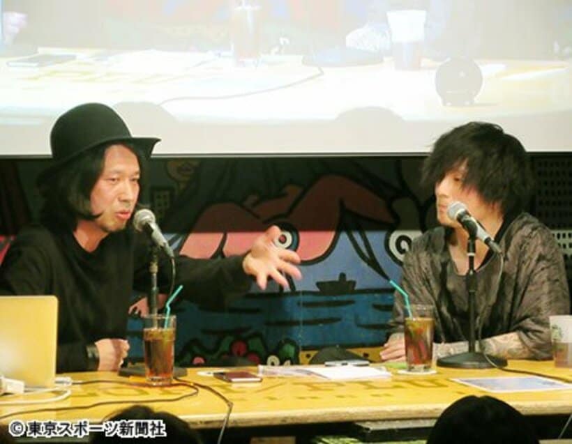 ジョー横溝（左）とトークライブを行う薫