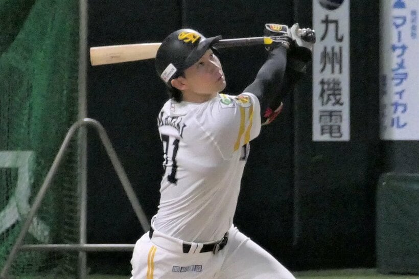 ライブＢＰで豪快なスイングを見せる正木智也