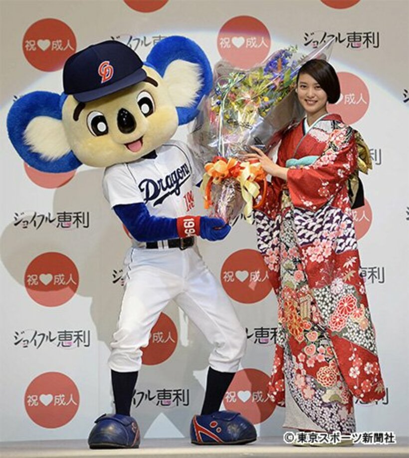 ジョイフル恵利新成人振袖ファッションショーに登場したドアラと武井咲