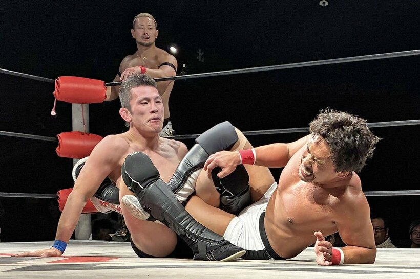 中嶋勝彦(右)と激しい攻防を繰り広げた青木真也だったが…