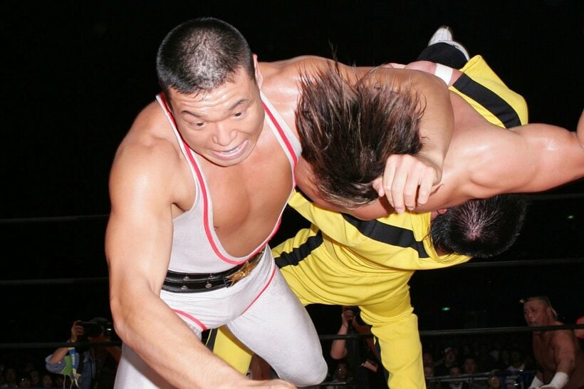 小川直也（左）に叩きつけられる棚橋弘至（中）右は川田利明（04年11月）