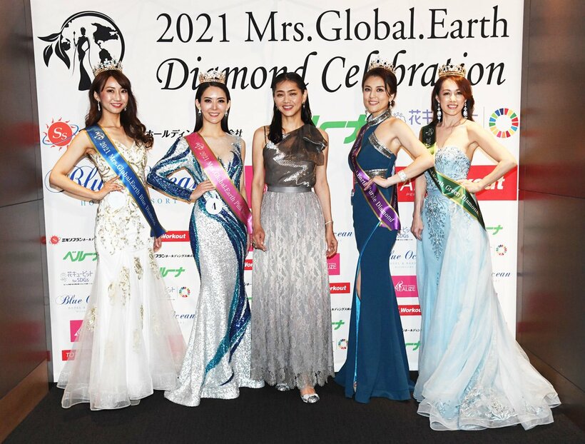  左から菊地紀衣さん、中村羅沙さん、プレゼンターの前田典子、譚志津さん、糸瀬直子さん（東スポWeb）