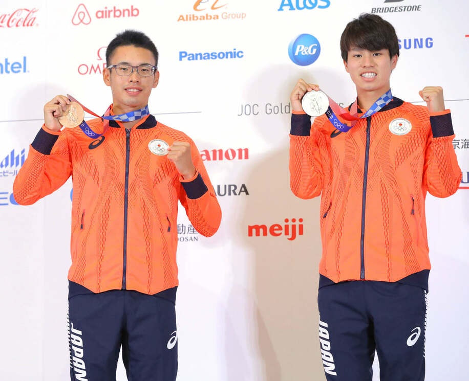  競歩男子２０キロで銀メダルの池田向希（右）と銅メダルの山西利和（代表撮影）