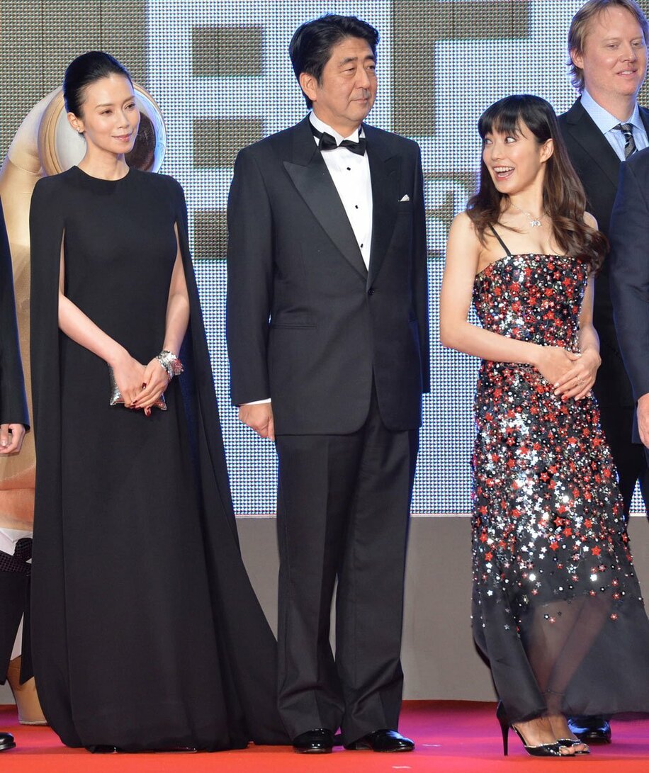  ２０１４年の東京国際映画祭に登場した安倍元首相（東スポWeb）