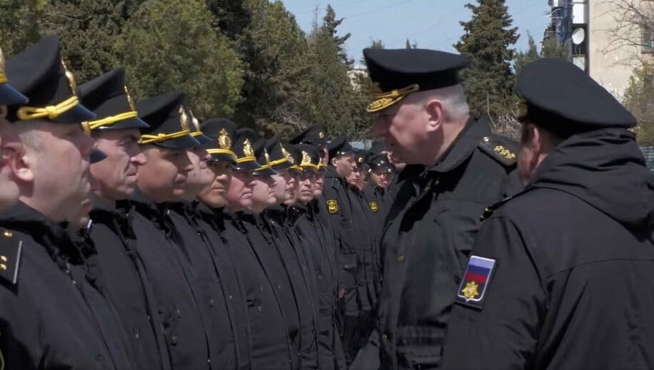  ロシア国防省が、エフメノフ海軍総司令官が巡洋艦モスクワの生存者をねぎらう動画を公開した（ロイター）