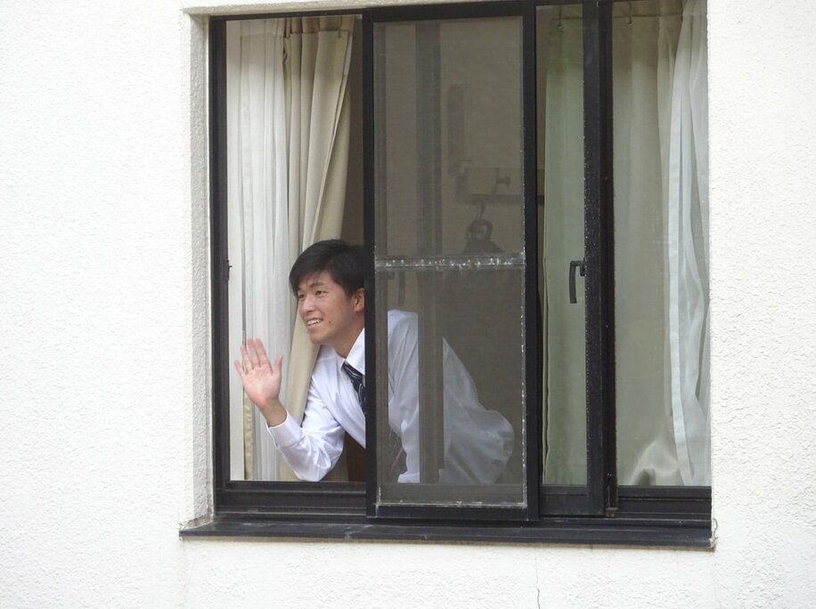  寮の窓から手を振る広島のドラフト１位・黒原（東スポWeb）